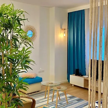 Flat In The Center 티라나